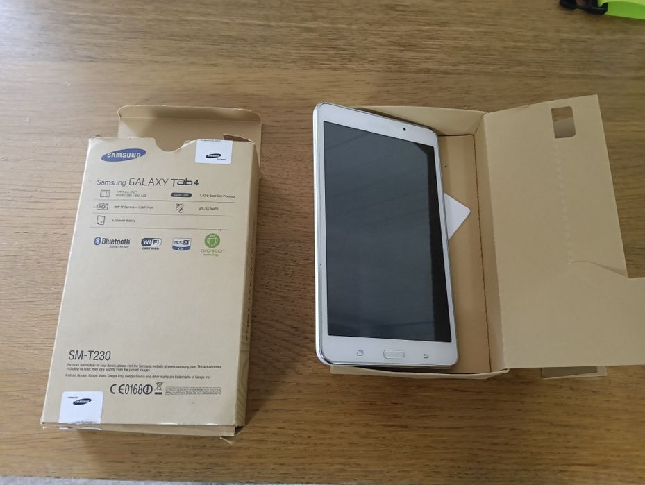 Vând tabletă Samsung Galaxy tab 4