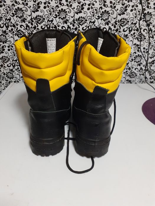 Vand bocanci de munte marimea 42.43