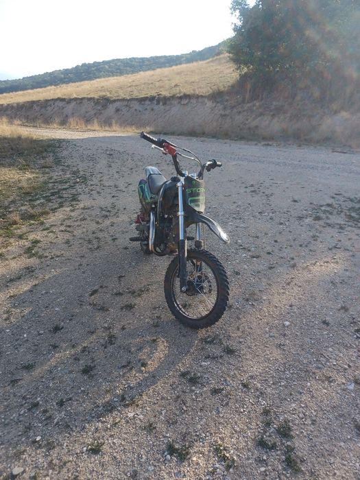 Cross 125 cc merge foarte bine este automat mai multe detali in privat fac si schimb cu ceva electric