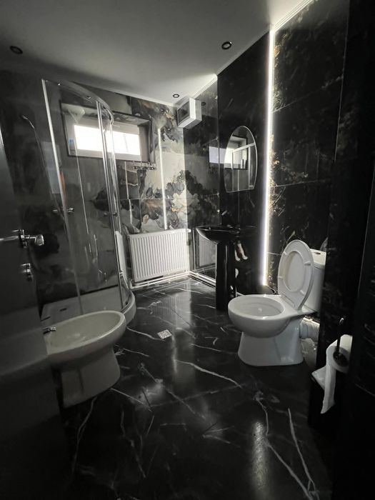 Inchiriez casuta recent renovata