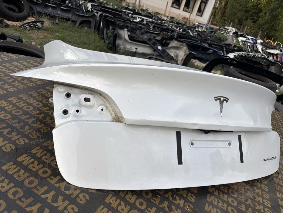 Капак Tesla Model 3