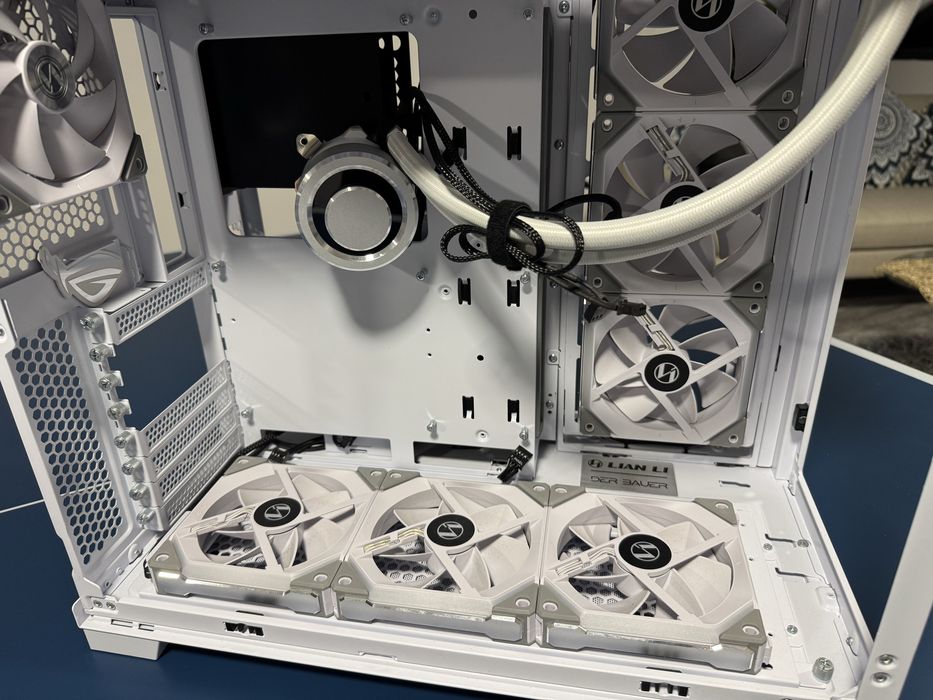 Carcasă PC premium Lian Li O11 Dynamic EVO XL alba + cooler Lian Li AIO