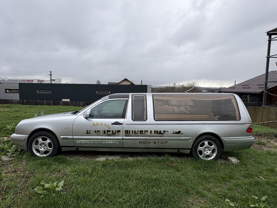 Vând mașina funerară Mercedes - Benz E 290