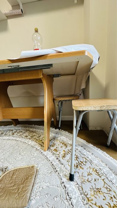 Стол с двумя табуретками