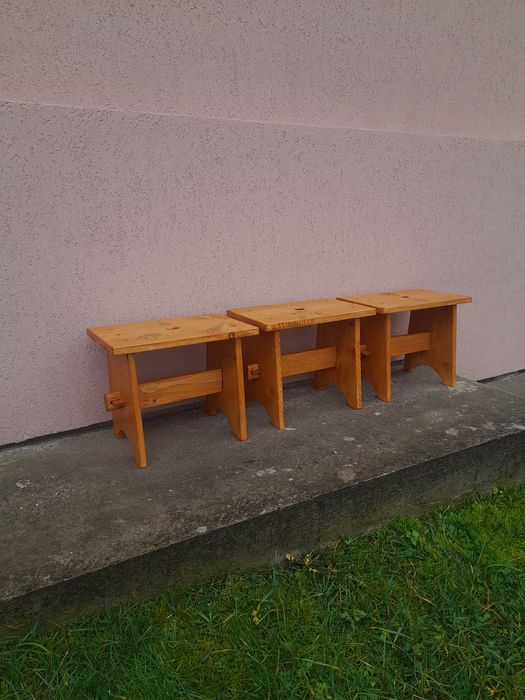 Vând scăunele din lemn de molid