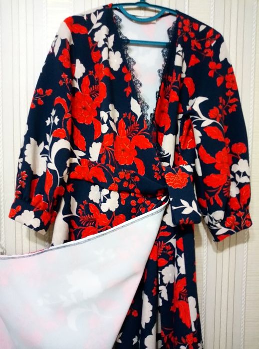 Цветное платье с запахом