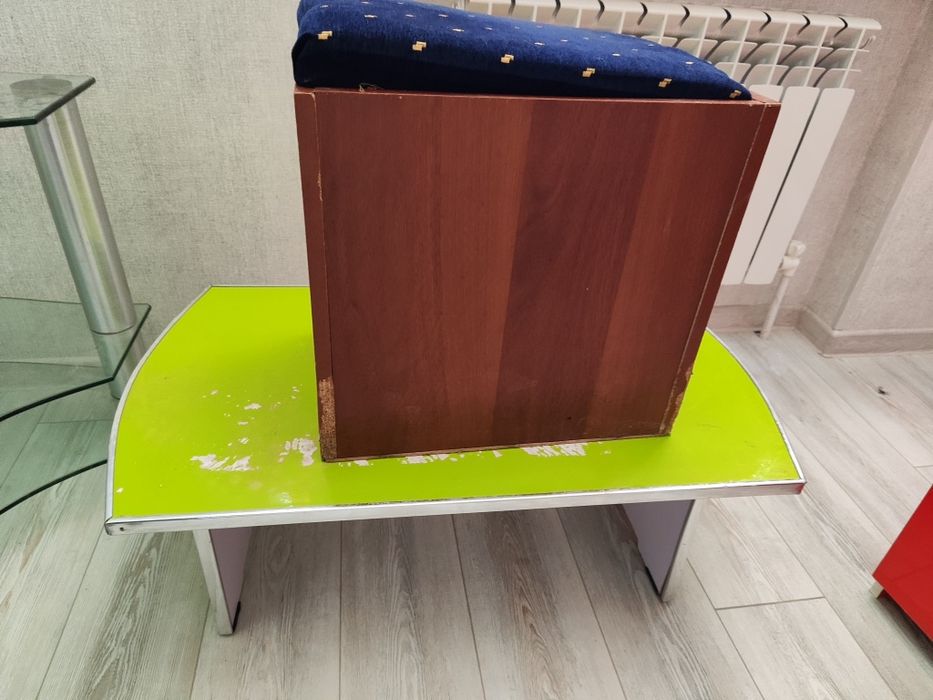 Стол и стул для магазина