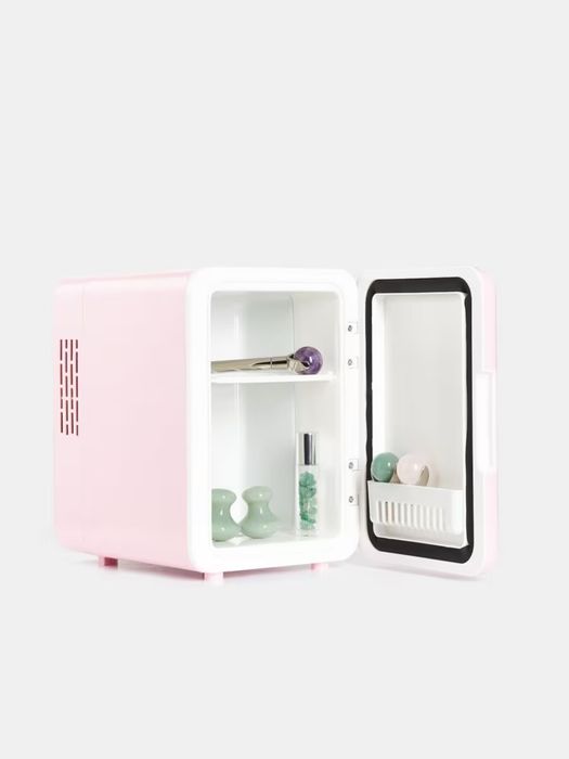 „Cosmetics Fridge” SINSAY – Mini-frigider pentru cosmetice