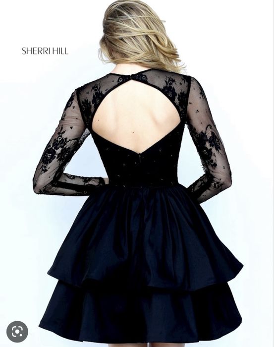 Платье вечернее от SHERRI HILL.