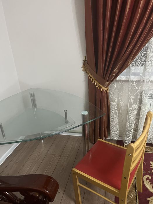 Кухонный стеклянный стол со стульями