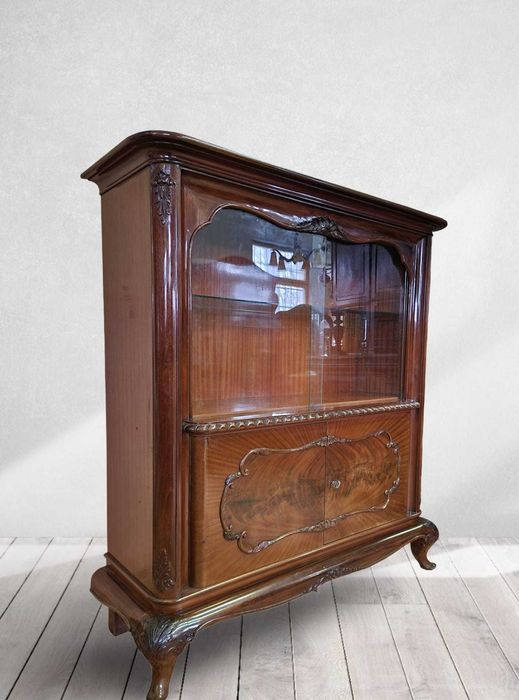 Антикварен витринен шкаф от масивен орех в стил "ЛУИ XV"