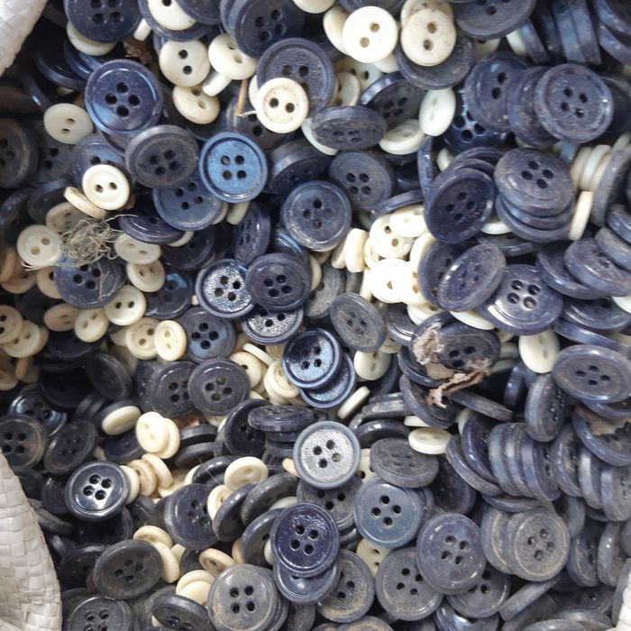 Пуговицы много продам срочно