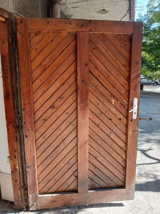 Два броя врати за гараж