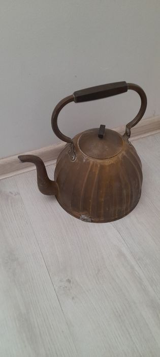 Старинен меден чайник