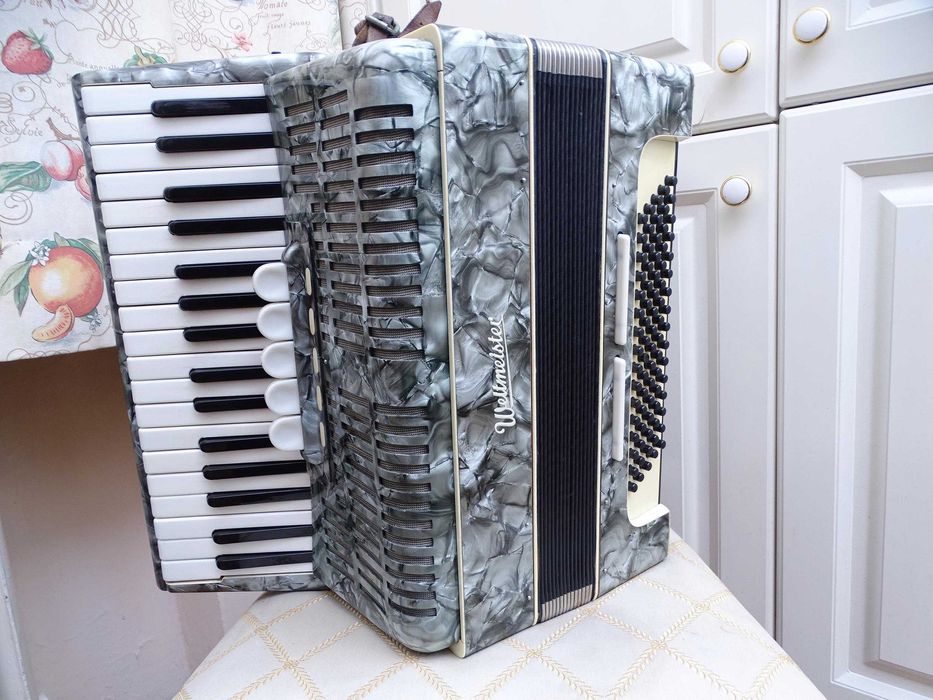 Много запазен стар акордеон Велтмайстер 80 баса