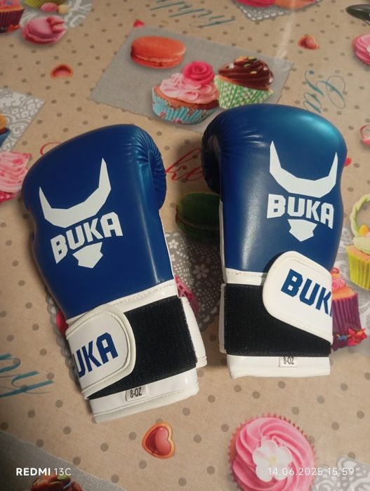 Шлем  и боксерские перчатки