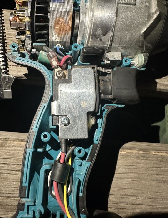 Ремонт и рециклиране на батерии и машинни и инстументи