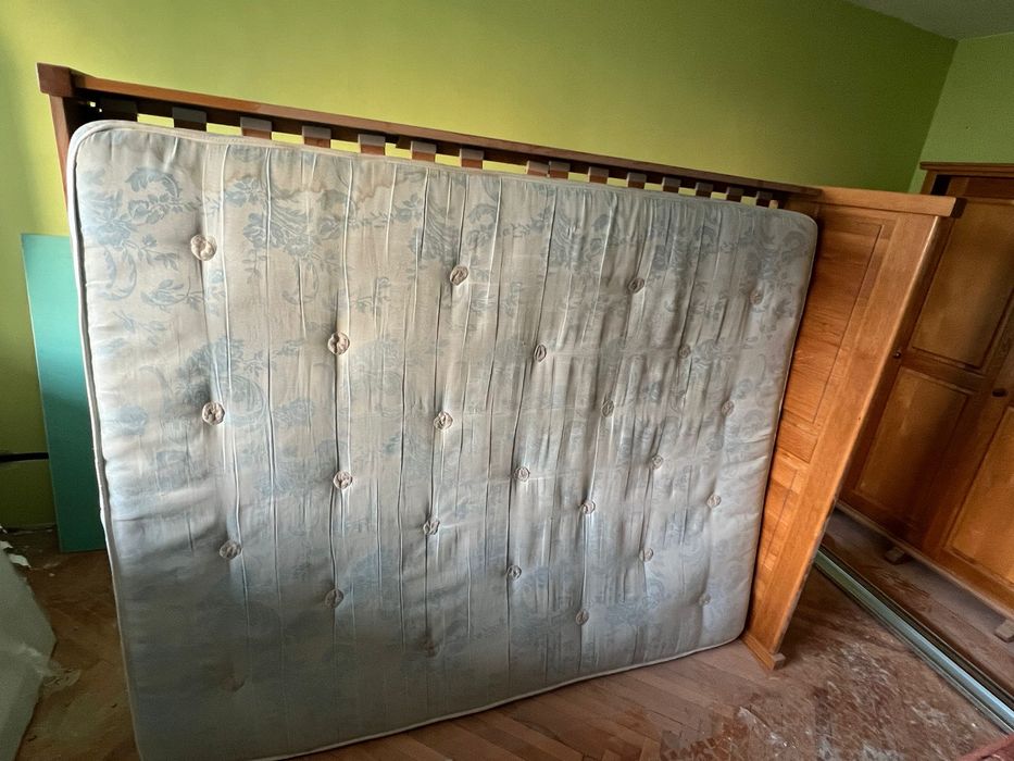 Pat dormitor cu saltea si un dulap