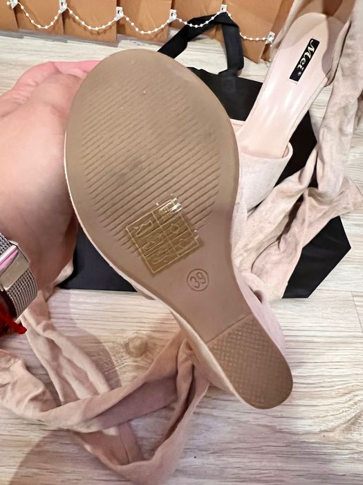 Обувки на висок ток