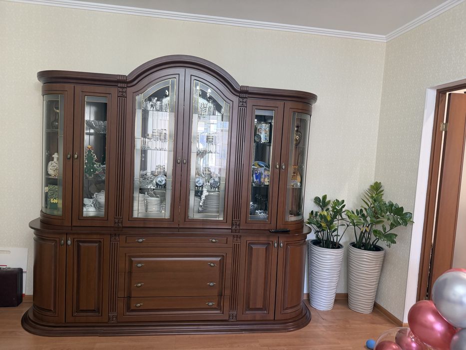 Продаю буфет в отличном состояние