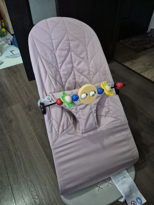 Balansoar baby bjorn roz pudra