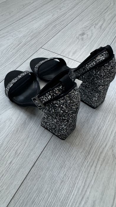 Босоножки серебристые