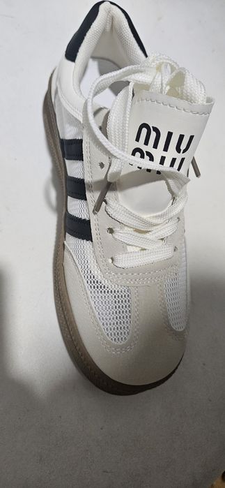 Новые кроссовки. Есть разные размеры.