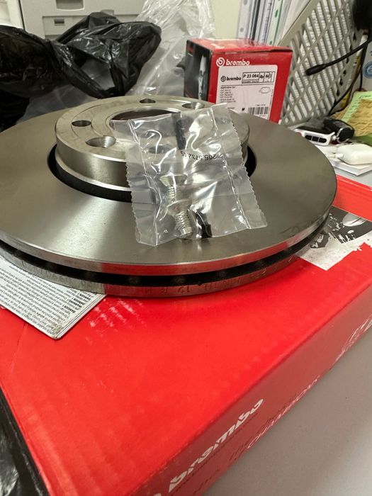 Опорные тормозные диски BREMBO + Тормозные колодки Lada Vesta BREMBO