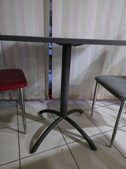 Стабилни маси с метална основа