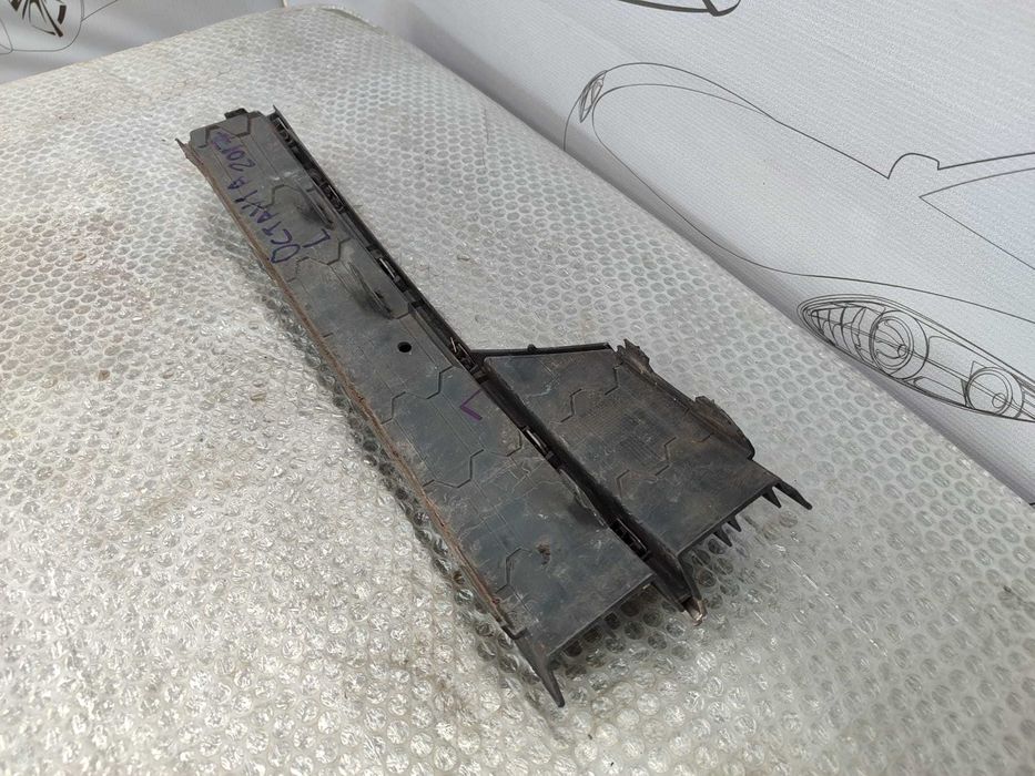 Grila Bara Fata Stanga Skoda Octavia (5E) Break 2017–2020 / Cod OEM 5E0807681G (5G2)