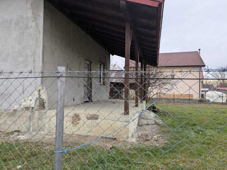 Vând casă la roșu