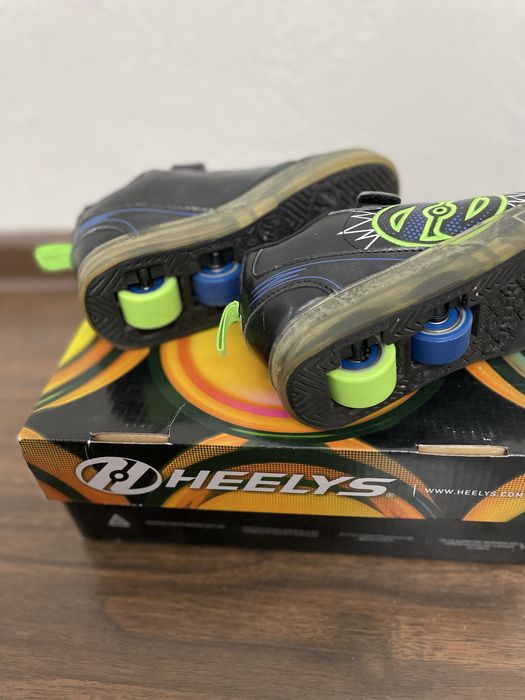 Кроссовки на роликах HEELYS