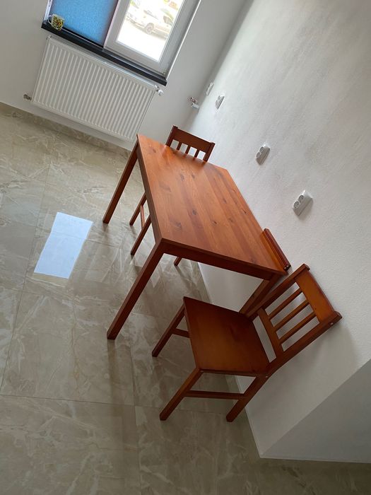 vand masa din lemn cu 2 scaune