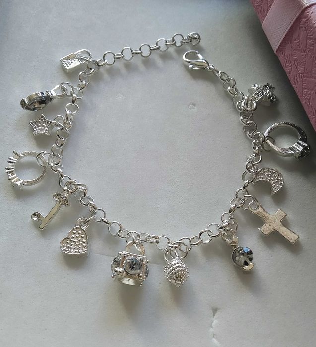 Нова, сребърна гривна. Голям избор от различни модели. Всяка- в кутия.