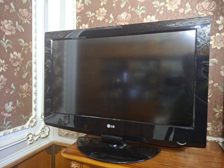 Продам ТВ на зап.части LG 32 экран сломан