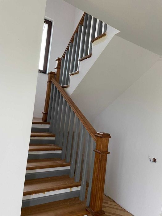 trepte lemn masiv de frasin