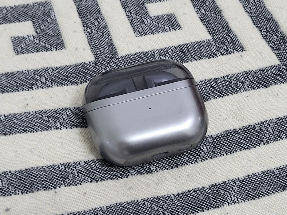 Samsung buds 3 .