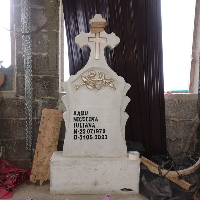 Vând Cruci din ciment alb