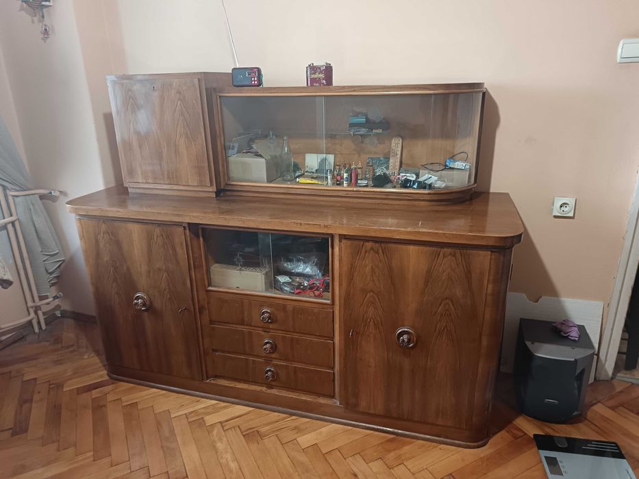 Продава се Красив Дървен Бюфет Орех 180 x 60 см Скрин Мебел