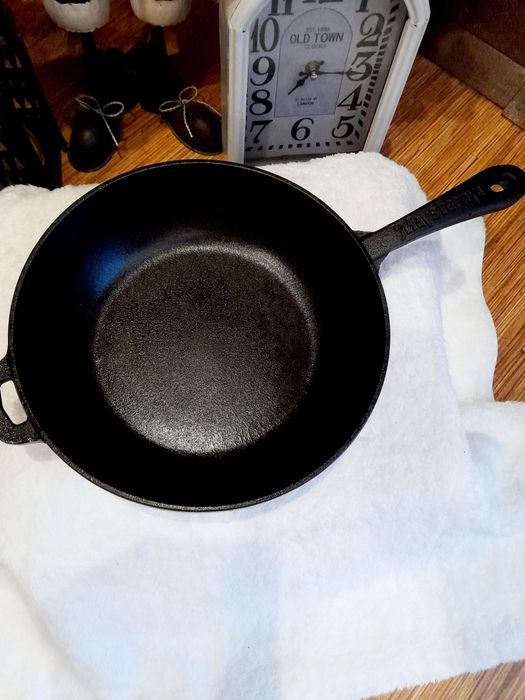 Чугунен тиган,две нови кухненски дьски орех