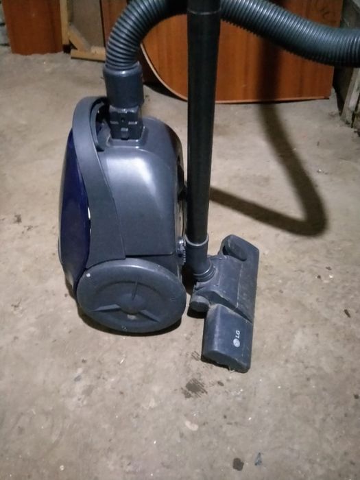 Пылесос LG 1300 Вт