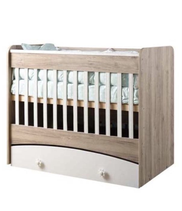 Продавам дървена кошара с люлеещ се механизъм на три нива