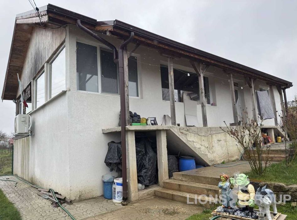 Самостоятелна къща с двор в с.Николаевка, област Варна