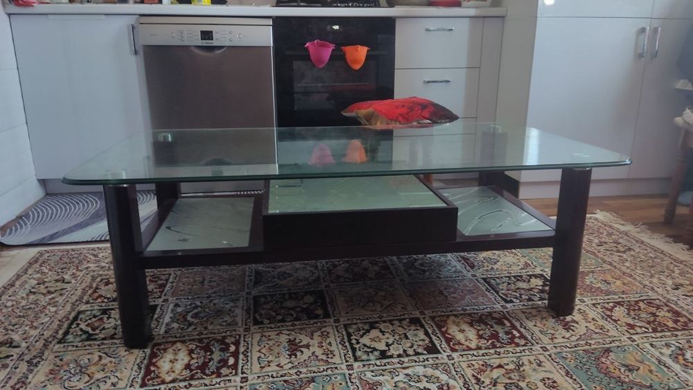 Стол для телевизора стеклянный