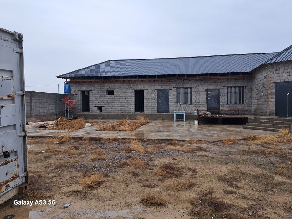 Участок с недостоенным домом