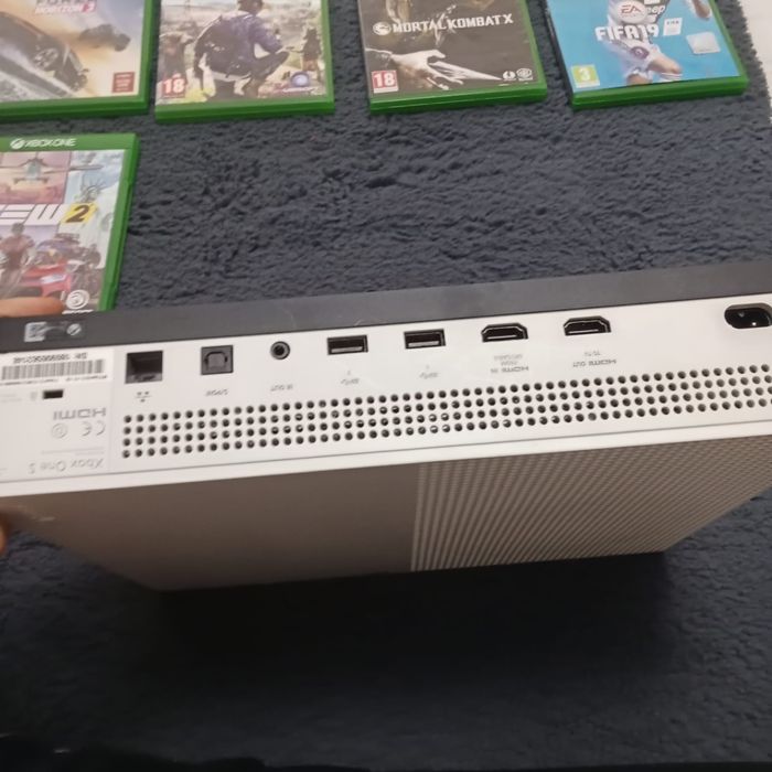 Vând consola Xbox one s