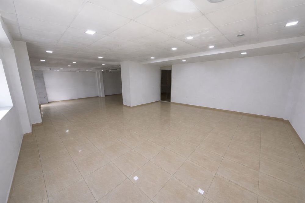 Persoana fizica - Inchiriez spatiu comercial prin destinatie