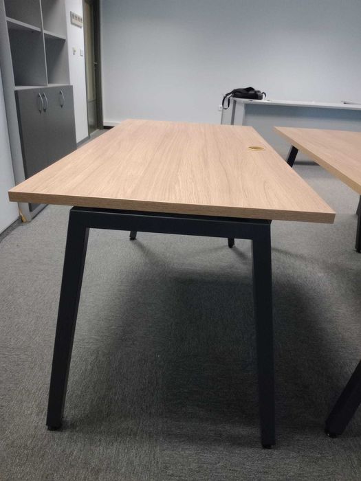 Продавам маси -2 броя