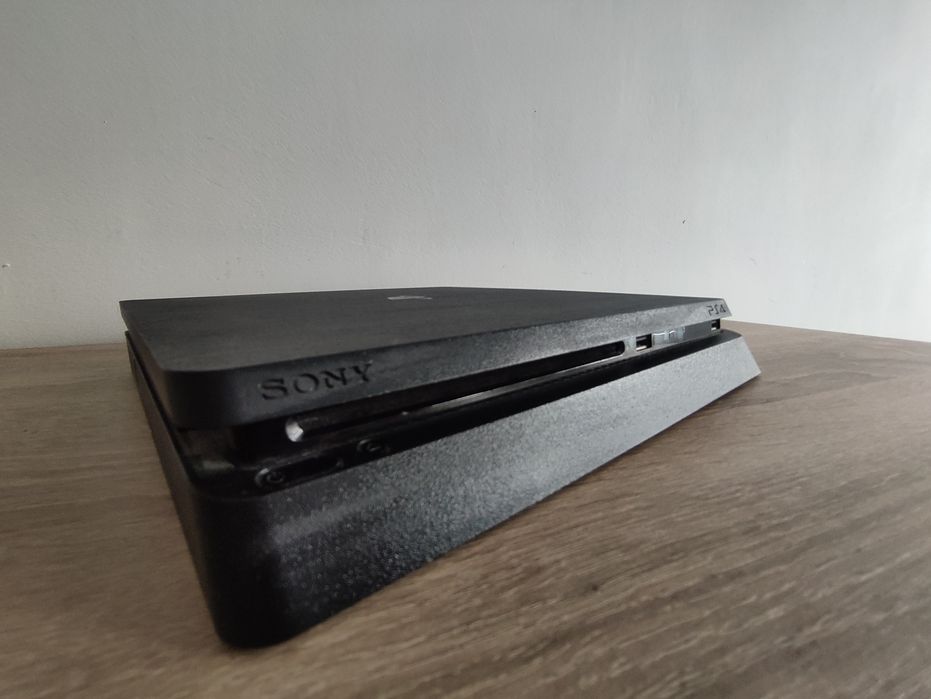 PS4 slim, почти не използван