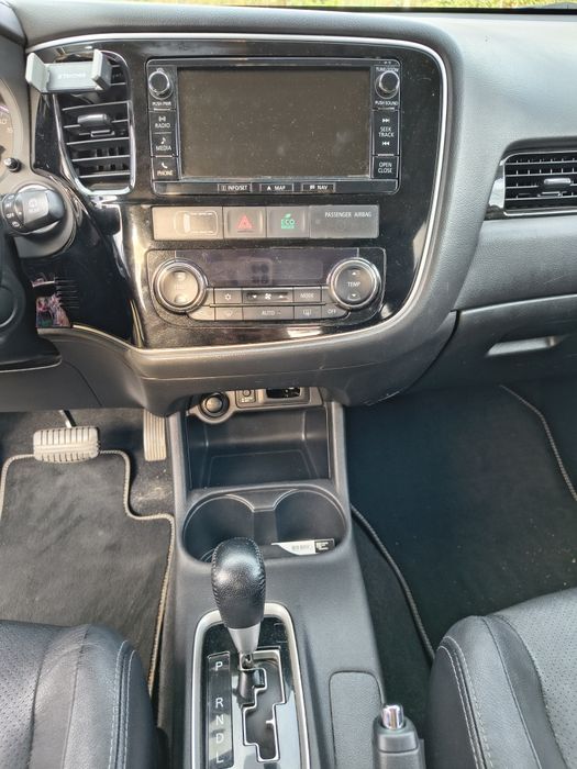 Продавам Mitsubishi Outlander